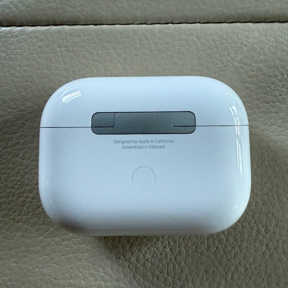 Authentic Apple AirPods Pro 1st generation with Wireless Charging Case A2084 - Picture 4 of 12